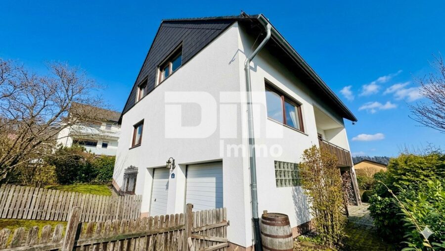 Gepflegtes 1 bis 2 Familienhaus in gesuchter Ortsrandlage mit Panoramablick - Seitenansicht